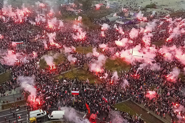 Warszawa, 11.11.2023. Uczestnicy Marszu Niepodległości na rondzie Dmowskiego w Warszawie