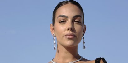 Dziewczyna Ronaldo rozebrała się na plaży. Georgina Rodriguez powala sylwetką [ZDJĘCIA]