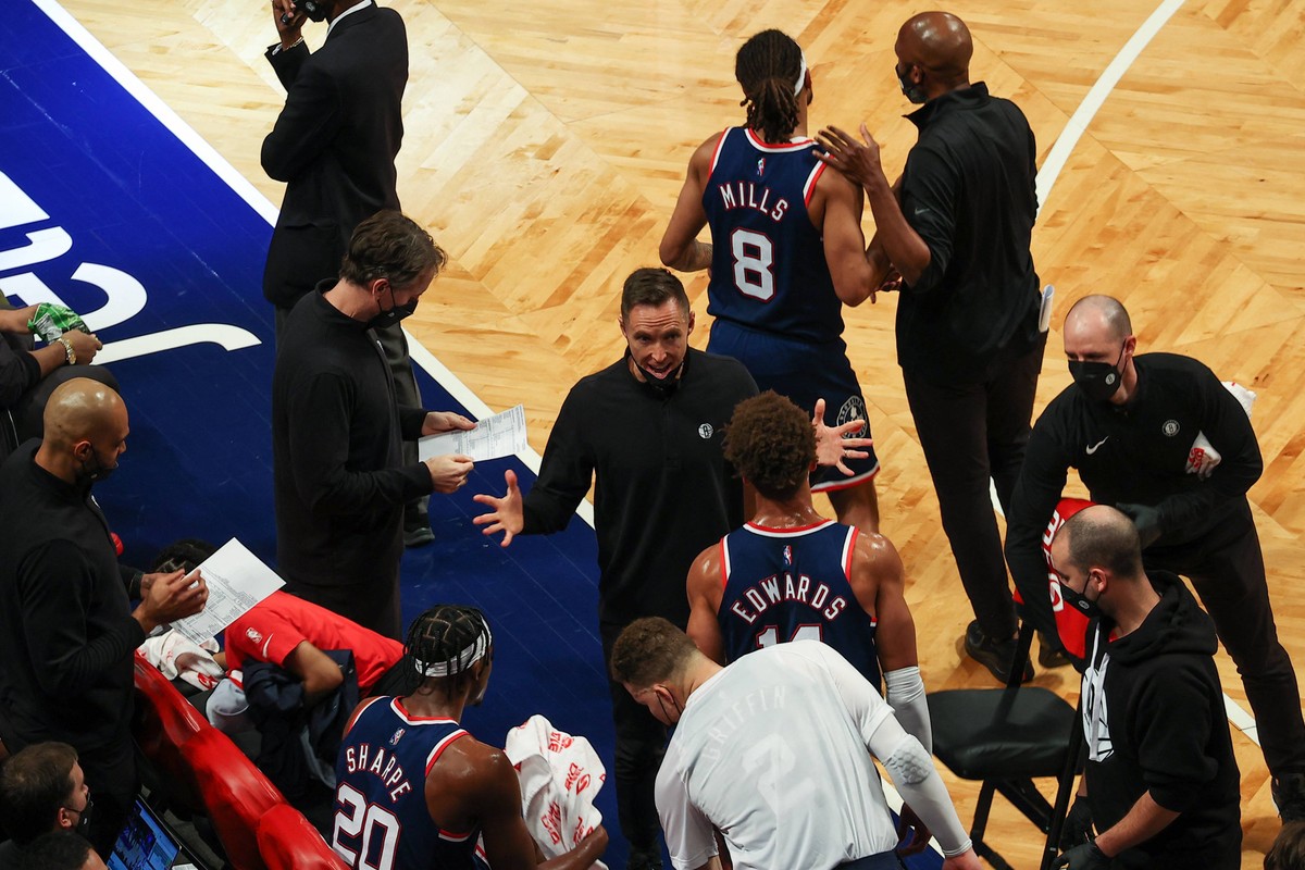 Steve Nash (w środku)