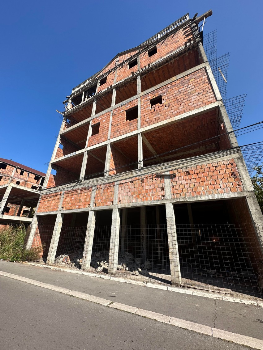 Nedovršena zgrada u Borči sa koje je devojka (21) skočila