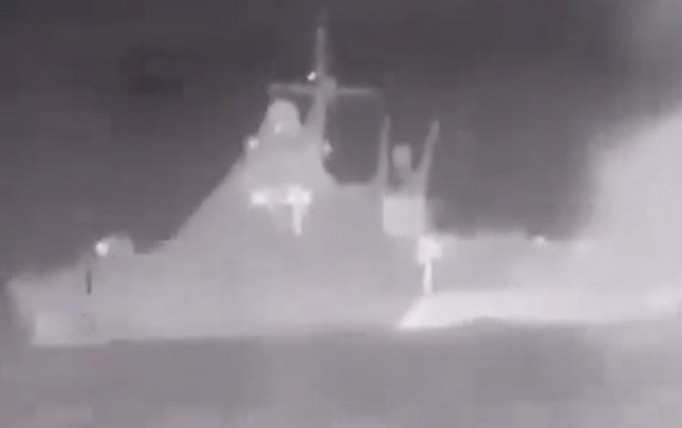 Kadr z nagrania ataku na okręt "Siergiej Kotow", udostępnionego przez wywiad wojskowy Ukrainy
