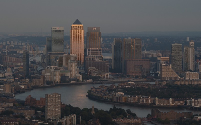 Panorama Londynu widziana z najwyższego piętra wieżowca Leadenhall Building. W oddali widać Canary Wharf kompleks biurowy we wschodnim Londynie w dzielnicy Tower Hamlets. Canary Wharf rywalizuje z City of London o miano centrum biznesowego miasta. W Canary Wharf znajdują się trzy spośród najwyższych budynków Wielkiej Brytanii. One Canada Square mierzący 235 metrów (nazywany także Canary Wharf), 25 Canada Square oraz 8 Canada Square.<br><br> EPA / WILL OLIVER<br>Dostawca: PAP/EPA