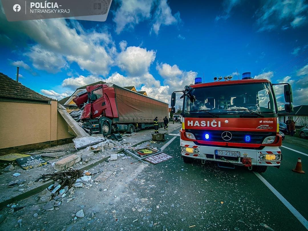 Nákladné auto o pár centimetrov minulo zastávku.