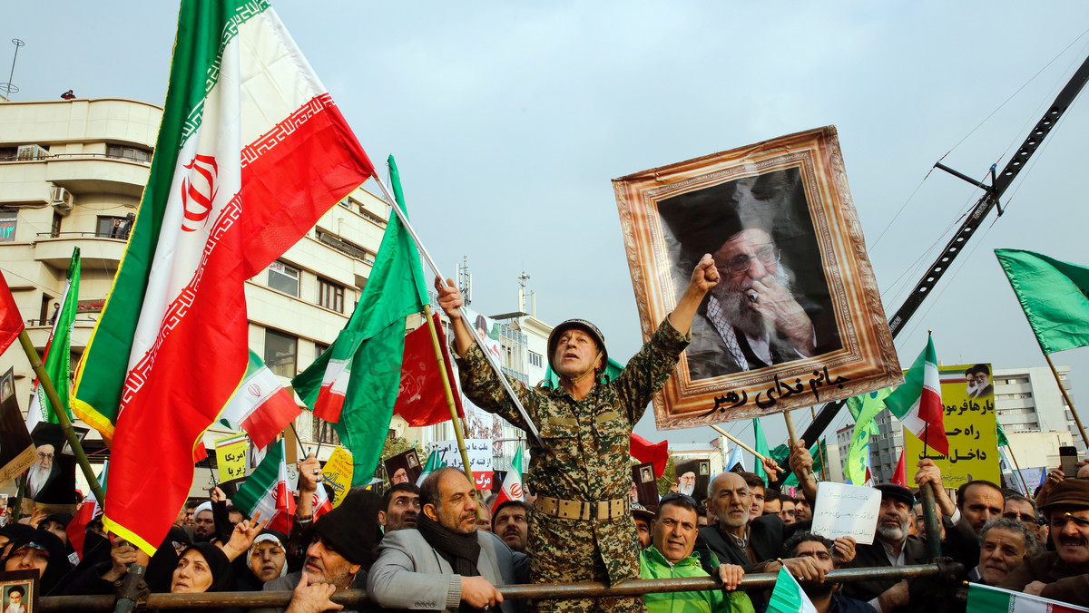 Iran. Masowe protesty w związku z podwyżką ceną benzyny