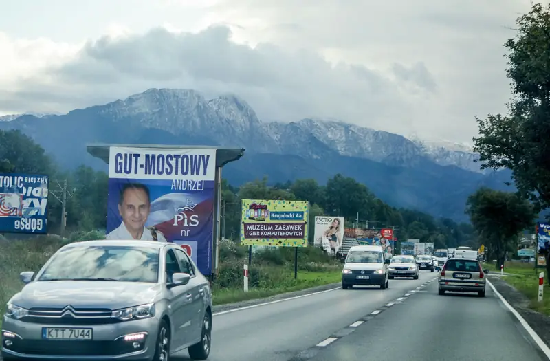 Wiele billboardów przy Zakopiance