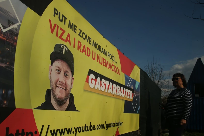 Bilbord kod splava na Drini