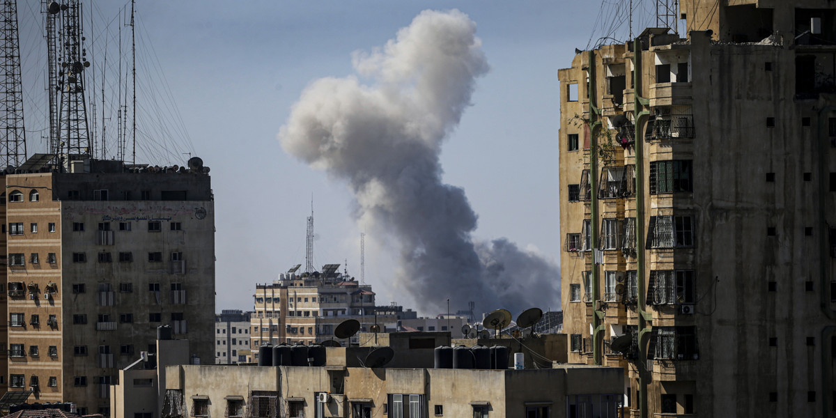 Dym po izraelskich atakach w dzielnicy Tal Al Hawa w północnej Strefie Gazy, 4 listopada 2023 r.