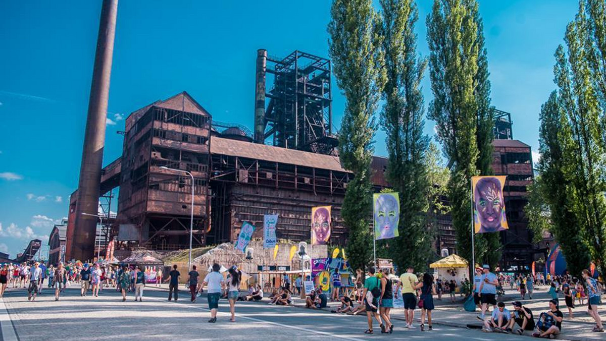 Colours of Ostrava 2014: prawdziwa przygoda czeka tuż za progiem. Właśnie dobiegła końca 13. edycja jednego z najważniejszych festiwali muzycznych na świecie. Kilkanaście kilometrów od granicy z Polską, w Ostrawie. Cztery dni, osiem scen, setka zespołów z całego świata, ponad 30 tys. fanów i miliony barw, a to wszystko w spektakularnej, post-industrialnej scenerii. Oto czego nauczyłem się podczas tych kilku dni spędzonych u naszych sąsiadów z Południa.