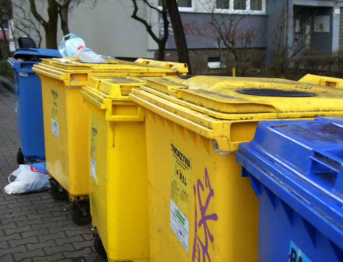  2 warianty wyrzucania butelek do żółtych pojemników bez odnoszenia do sklepu po kaucję. Oba legalne