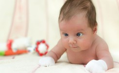 Mój niemowlak zezuje. Kiedy trzeba iść z dzieckiem do okulisty?