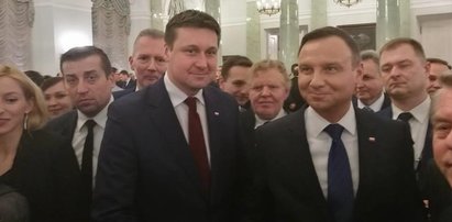 Seksposeł lansuje się na imprezie PiS!