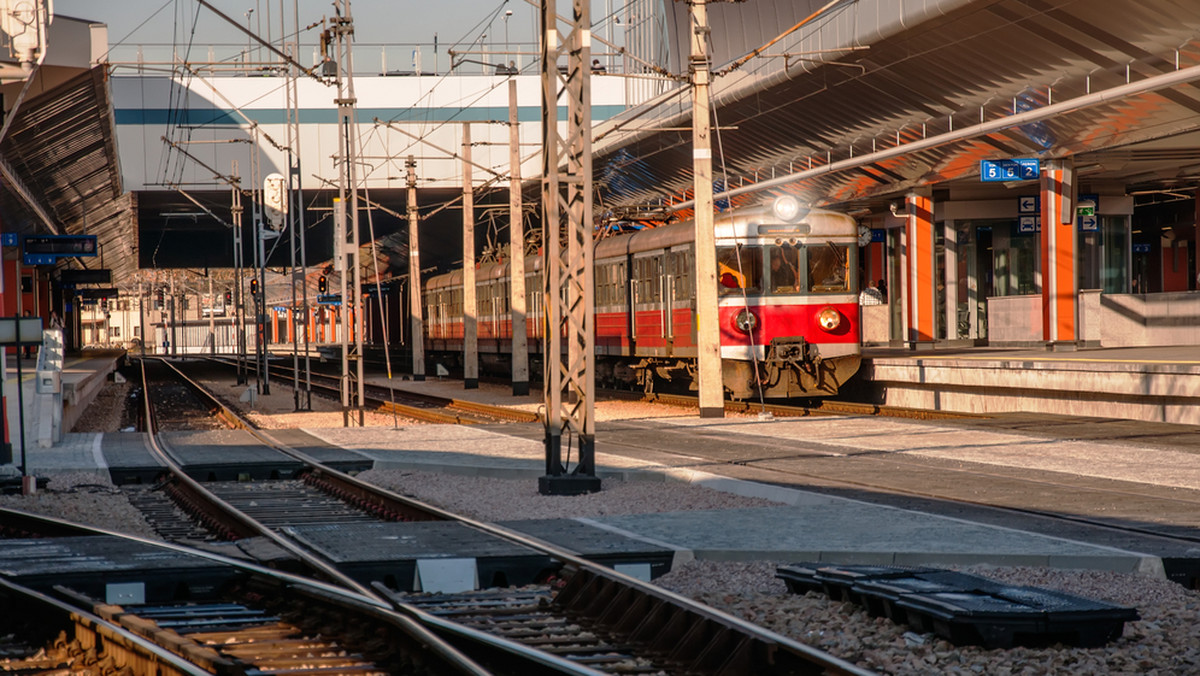 W tym roku korekty rozkładu jazdy PKP nie były dla pasażerów uciążliwe. A wręcz przeciwnie. Pojawiły się na przykład dodatkowe połączenia autobusowe (z Krakowa do Tarnowa). Od 1 września zmian będzie więcej. A głównym powodem jest rozpoczęcie prac przy budowie łącznicy kolejowej Zabłocie-Krzemionki.
