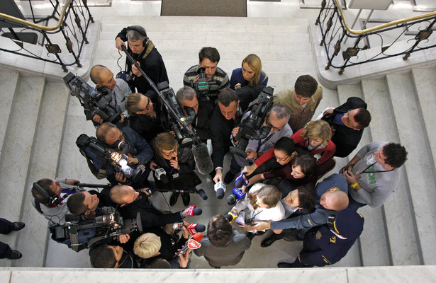 Koniec z zaskakiwaniem posłów na korytarzach Sejmu. PO: Kaczyński tego nie znosi