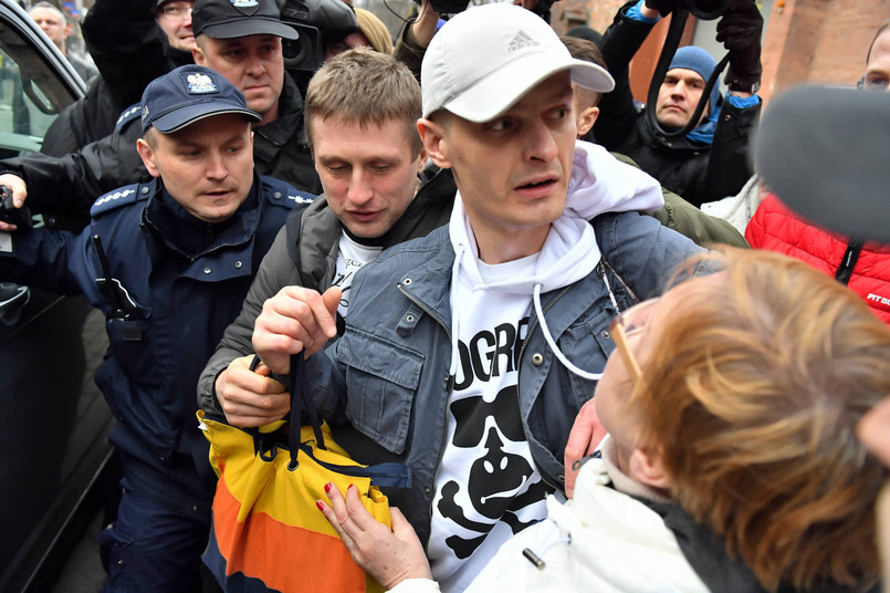 Tomasz Komenda, witany przez rodzinę, wychodzi z aresztu śledczego we Wrocławiu.