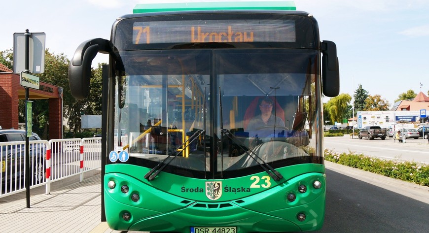 Dzięki porozumieniu z Gminą Miękinia autobusy Średzkiej Komunikacji Publicznej zatrzymują się także w jej miejscowościach. Chodzi o Źródła, Błonie, Wróblowice oraz Krępice.