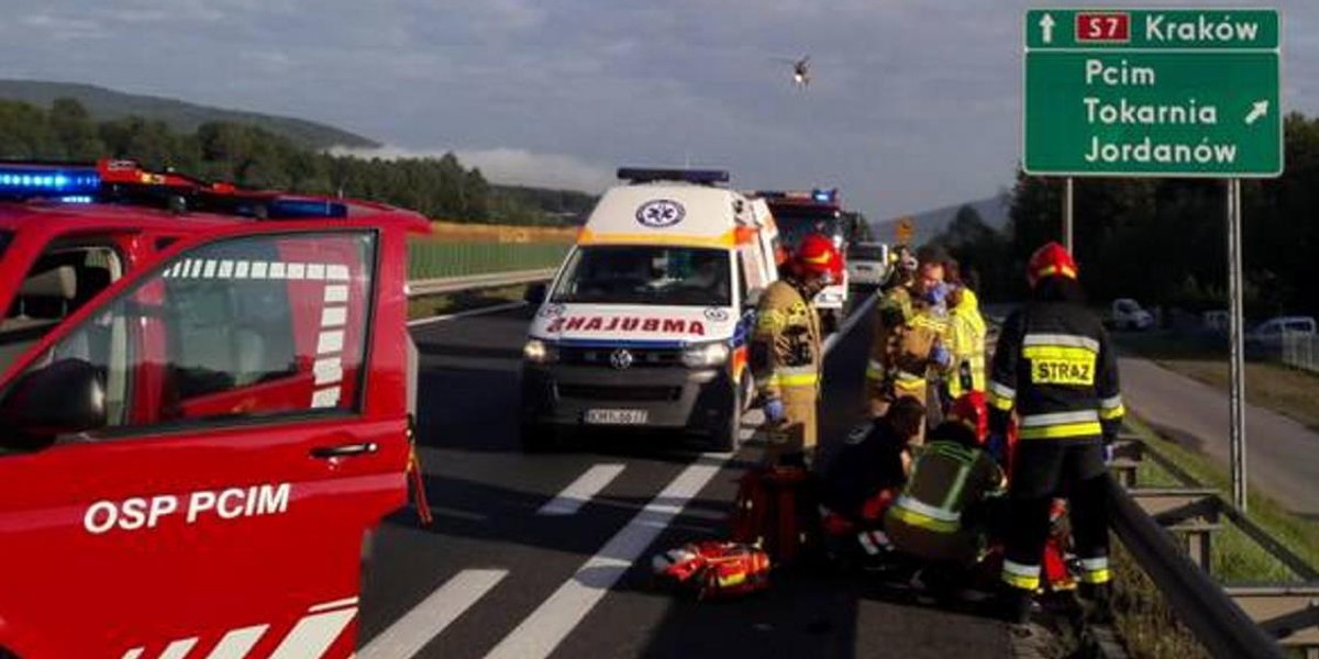 Makabryczny wypadek na zakopiance. Pasażer wyskoczył z jadącego auta