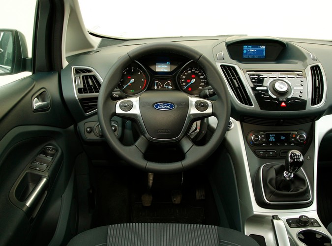 Z czym wam się kojarzą kompaktowe minivany, bo nam z nadmuchanymi autami segmentu C, które są mniej poręczne w mieście i wolniejsze na zakrętach. Po przejażdżce najnowszym fordem c-max diametralnie zmieniamy naszą opinię...