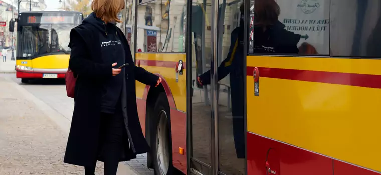 Autobus potrącił 85-latka w Warszawie. Zlecili wielką kontrolę pojazdów producenta