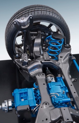 435 Nm momentu obrotowego trafia nie tylko na przednią i tylną oś, lecz także między tylne koła