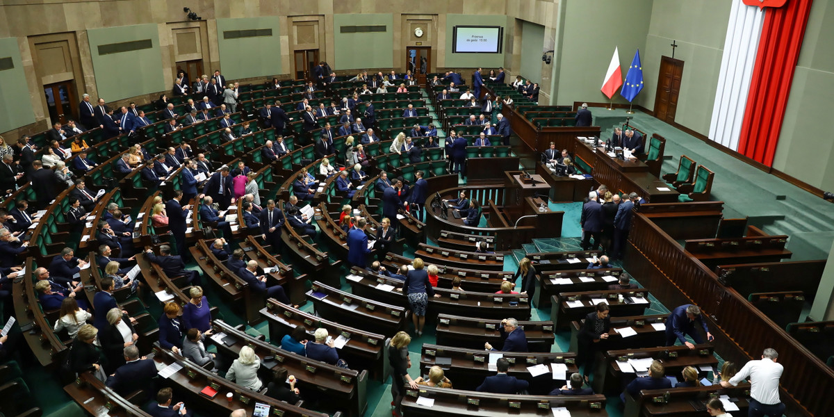 Ministerstwo Finansów przewiduje w projekcie, że zarówno dochody budżetu państwa, jak i wydatki w tym roku mają wynieść po ok. 435,3 mld zł. 