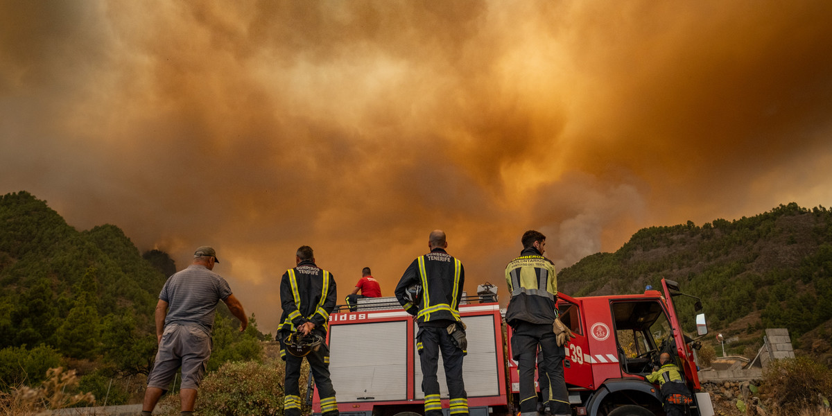 Walka z pożarami lasów w gminie Candelaria na Teneryfie. Wyspy Kanaryjskie, Hiszpania, 16 sierpnia 2023 r.
