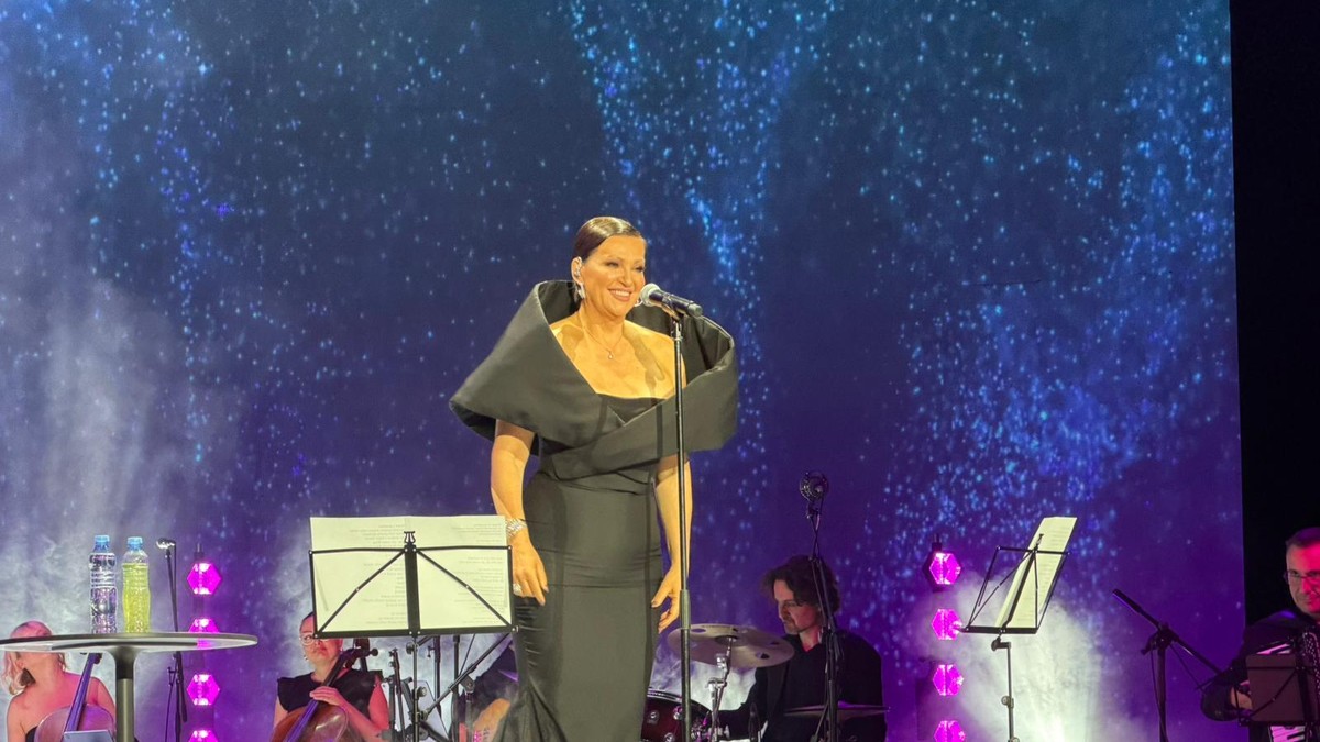 ELEGANTA HALJINA PRIPIJENA UZ TELO Nina Badrić blista na koncertu u Beogradu: Izašla na binu, pa se obratila Mariji Šerifović (Video)