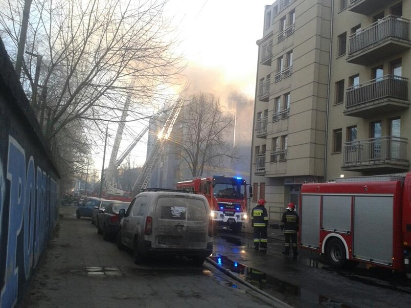 Płonął dach bloku. Ewakuowano mieszkańców