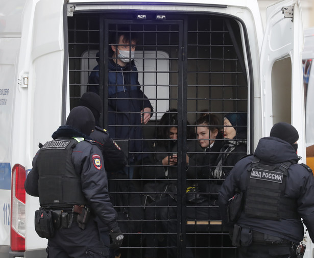 Aresztowanie uczestników protestu w Petersburgu