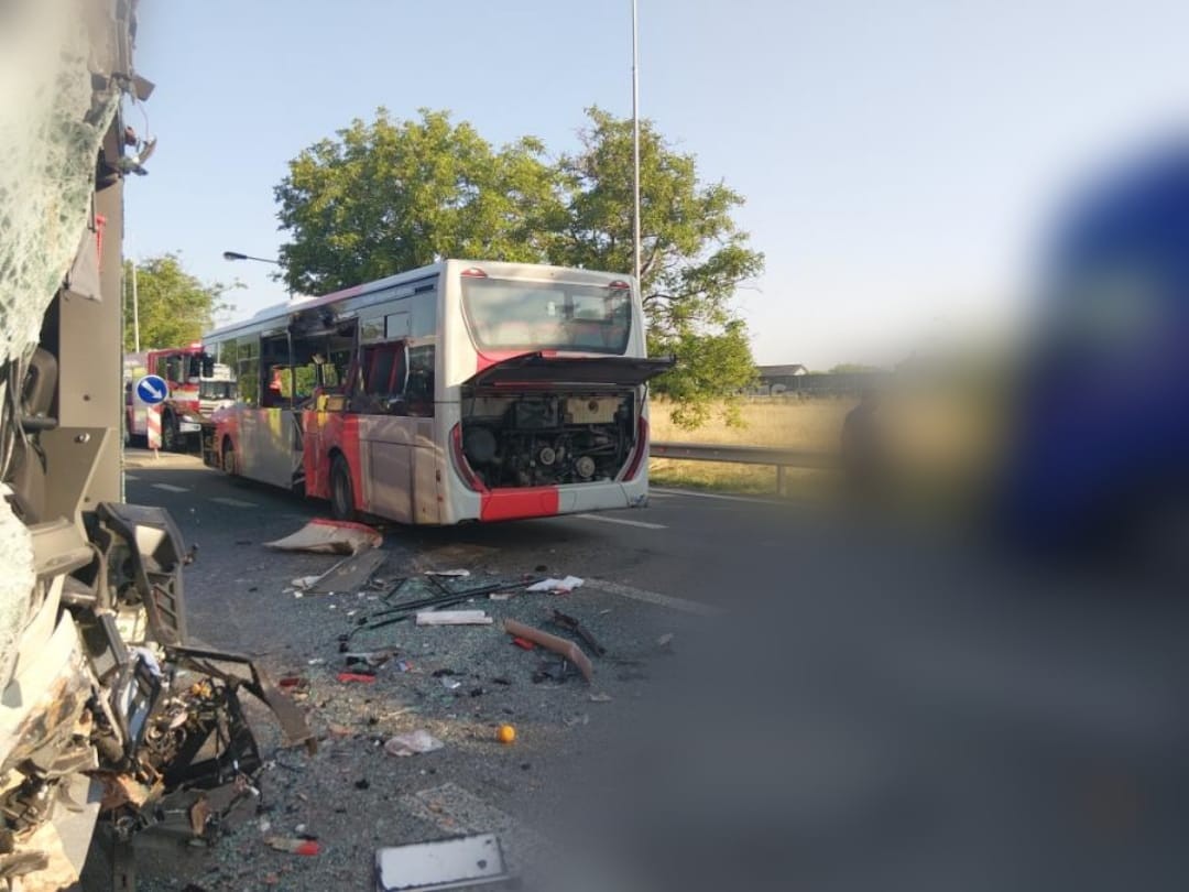 Medzi českými obcami Buštěhrad a Lidice sa zrazili dva autobusy.