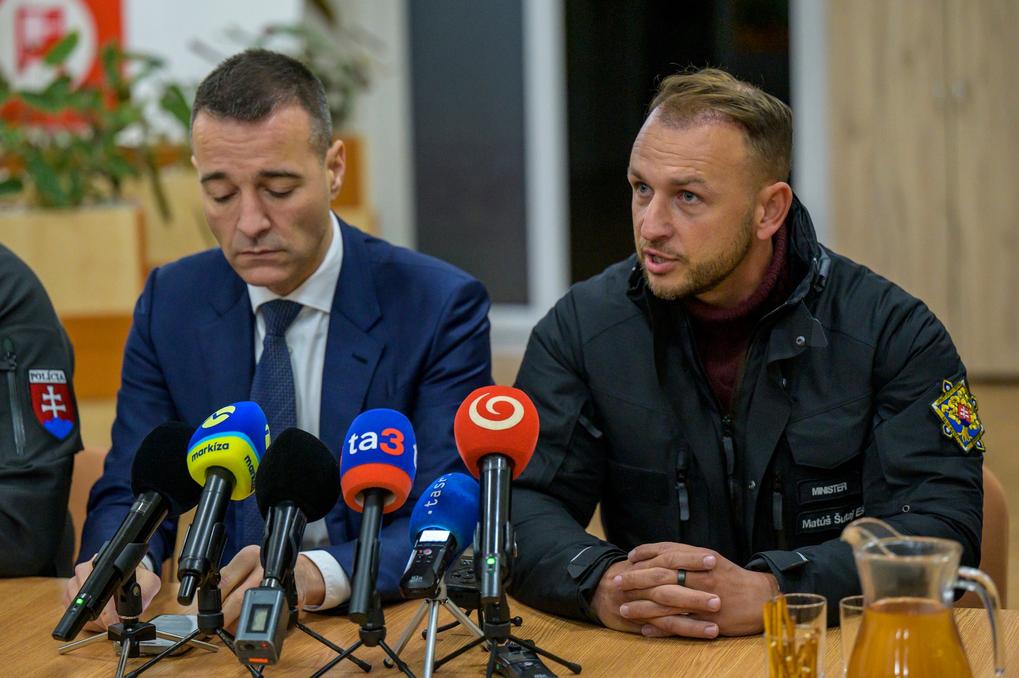 Minister vnútra Matúš Šutaj Eštok sa nachádza na mieste činu.