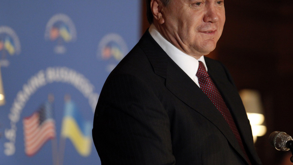 - Prezydent Wiktor Janukowycz wprowadza na Ukrainie autorytarny model rządów, wzorowany na Kazachstanie i Rosji. Podporządkował sobie władze stolicy kraju, sądy i zwalcza niezależnych intelektualistów - napisał "Wall Street Journal Europe".