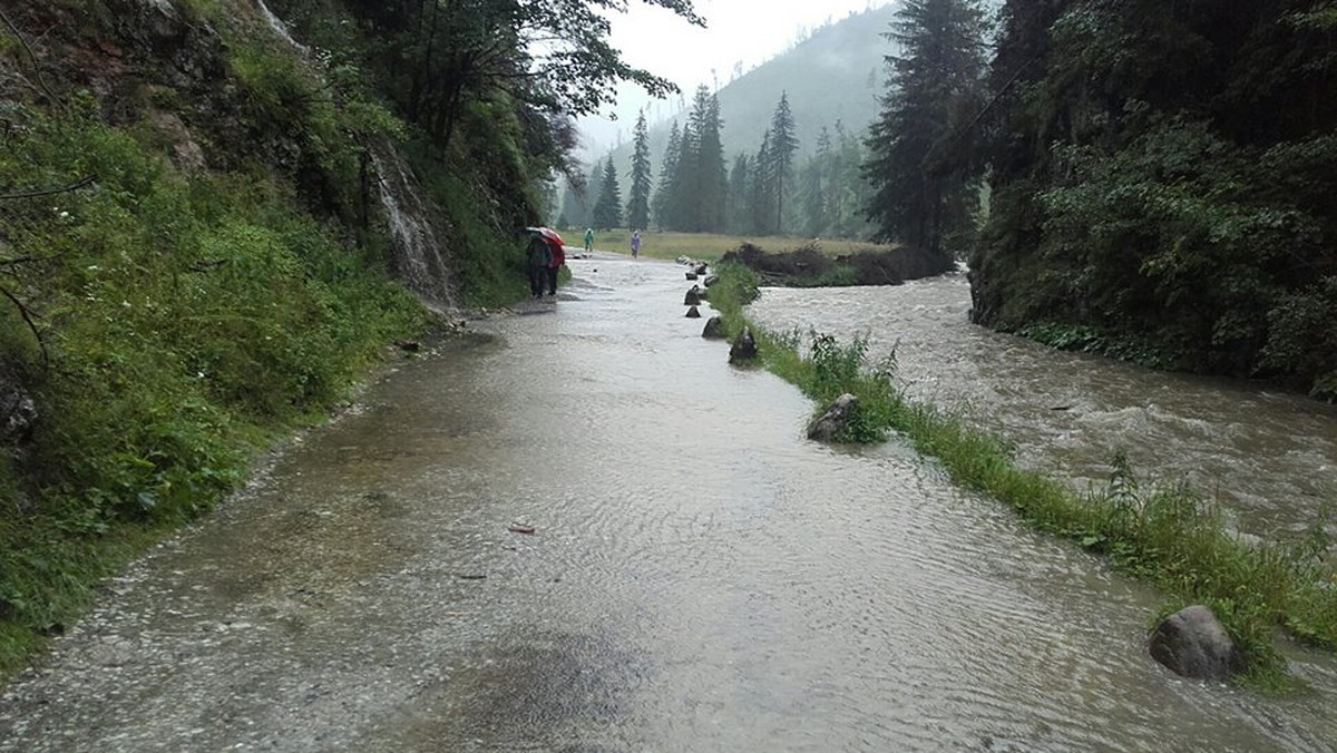 TOPR ostrzega przed bardzo złymi warunkami do uprawiania turystyki w Tatrach. Apeluje do turystów, aby nie podchodzili do potoków. Szlaki są mokre, a przez to bardzo niebezpieczne. Część z nich została zamknięta.