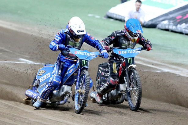 Bartosz Zmarzlik (L) i Maciej Janowski (P) podczas GP Polski we Wrocławiu