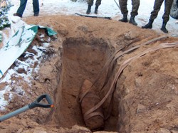 Grabarze wykopali bombę na cmentarzu