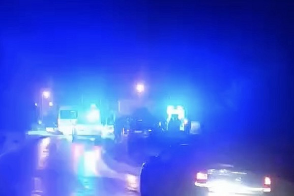 STRAVIČNA NESREĆA KOD NOVE VAROŠI Direktno se sudarili vozilo Hitne pomoći i automobil, lekari ukazuju pomoć povređenima (VIDEO, FOTO)