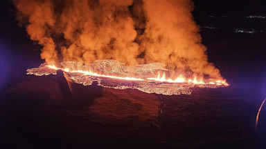 Wybuch wulkanu na Islandii. Palą się domy, lawa zalewa ulicę [WIDEO]