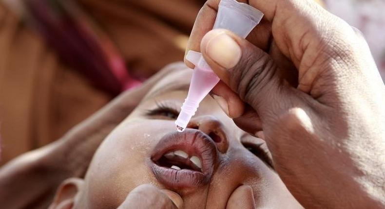 A newly arrived Somali refugee child receives a polio drop at the Ifo extension refugee camp in Dadaab, near the Kenya-Somalia border, August 1, 2011.   REUTERS/Thomas Mukoy