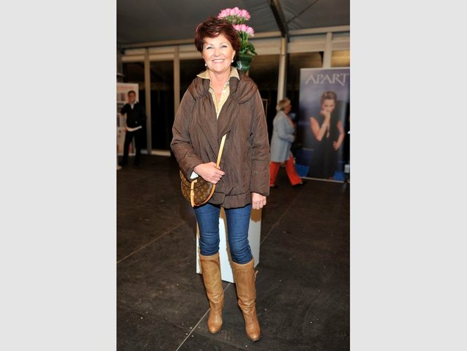 Bardziej zaawansowana w latach, bardziej młodzieżowa w stylu: Jolanta Kwaśniewska pokazuje się czasem „na luzie”. Tutaj – w opiętych dżinsach i kozakach prezentuje zmukłe nogi. Do tego – droga torebka Louis Vuitton