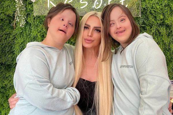 "Rekli su mi da ih DAM U DOM, a da ja nastavim da živim": Sara je sa 19 godina rodila BLIZNAKINJE SA DAUNOVIM SINDROMOM i postala majka-lavica kojoj se divi ceo region!