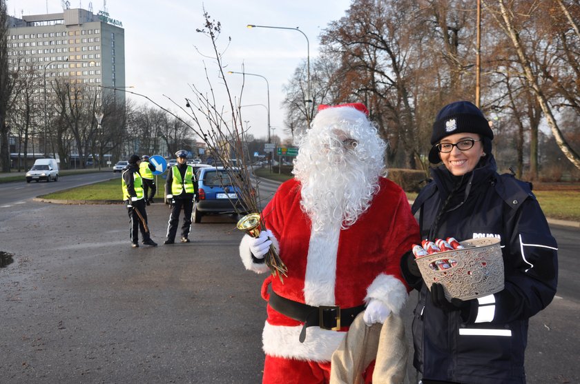 Policja wręczała kierowcom... rózgi