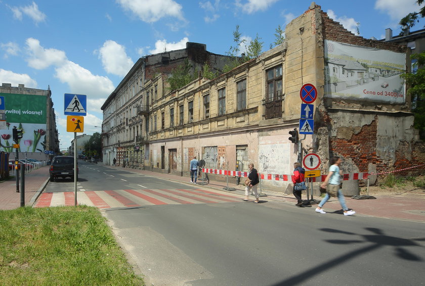 Barierki blokują chodniki w centrum Łodzi bo sypią się kamienice 