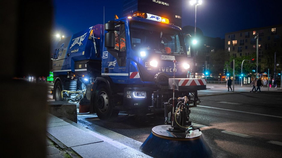 ZOM posprzątał już gruntownie drogi po zimie. Od kwietnia rozpoczął regularne zamiatanie i mycie 1300 km warszawskich ulic