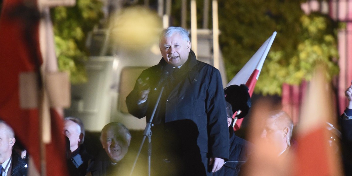 Kaczyński na miesięcznicy: białe róże to symbol nienawiści