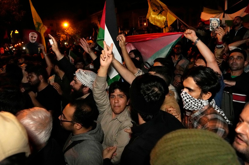 Antiizraelski protest ispred britanske ambasade u Teheranu u noći 18. oktobra