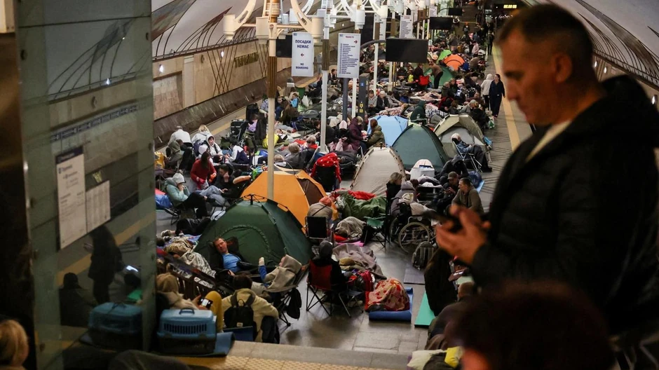 Tokom ruskog napada mnogi stanovnici Kijeva, kao i mnogo puta od početka rata, sklonište su potražili u metro stanicama | Foto: Reuters