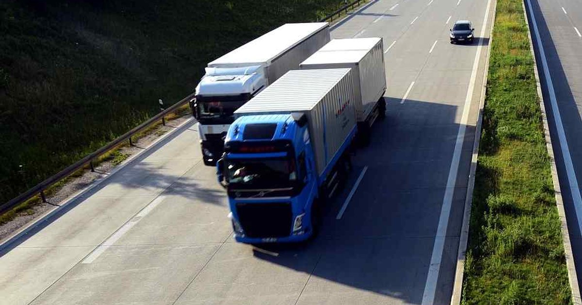 Rząd nagle zmienia prawo: koniec z "wyścigiem słoni" na autostradach