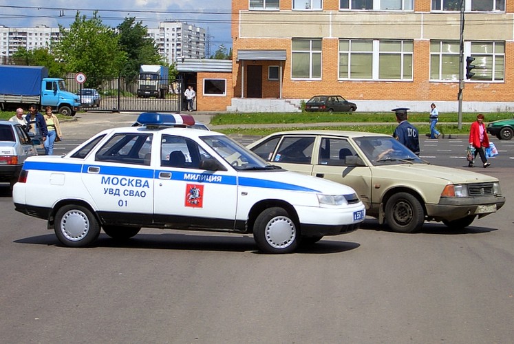 Obok nowszych modeli Mercedesa, Nissana (Almera, Skyline), Forda (Focus, Mondeo) i Hondy (Accord), na ulicach rosyjskich miast wciąż spotkać możemy również poczciwą Ładę (na zdjęciu). Specjalne opancerzone pojazdy do 'zdań specjalnych' dla rosyjskiej policji produkują natomiast koncerny UAZ i GAZ.
<br><br>
Na zdjęciu: Lada 110 (fot. Jan Voigtmann)