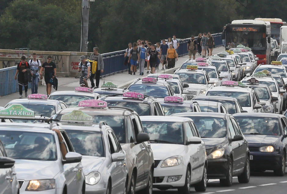 Mnogi su peške išli preko Brankovog mosta