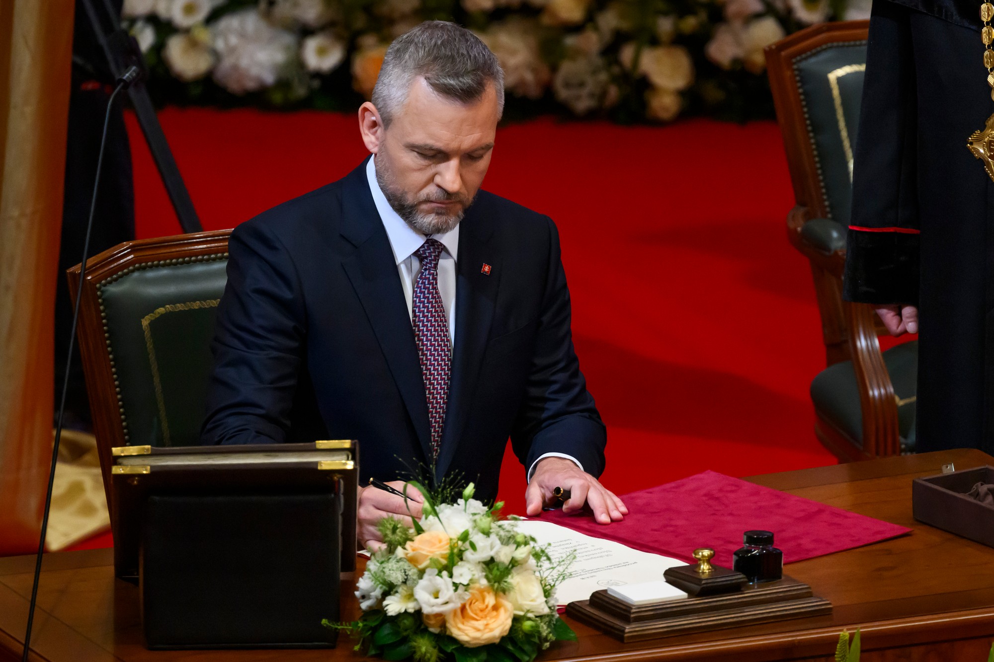 Zvolený prezident SR Peter Pellegrini sa podpisuje pri skladaní sľubu prezidenta SR predpísaného Ústavou SR do rúk predsedu Ústavného súdu SR Ivana Fiačana počas slávnostnej schôdze Národnej rady SR.
