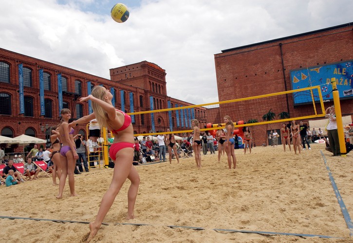 Na sztucznej plaży w Manufakturze stanęła drużyna blondynek naprzeciw brunetkom